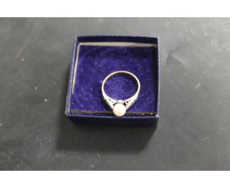 A 9CT LADIES DRESS RING SET WITH A PEARL