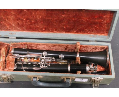 A VINTAGE UNBRANDED CLARINET in carry case