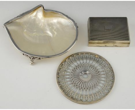 Victorian silver mounted mother-of-pearl dish on scroll supports and bun feet, by Hilliard & Thomason, Birmingham, 1901, 21cm