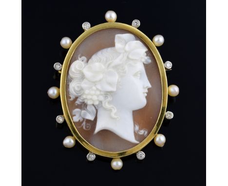  Edwardian cameo brooch carved as a portrait of a lady, in pearl and diamond set gold mount, 5 x 4 cm  .   The cameo is in go