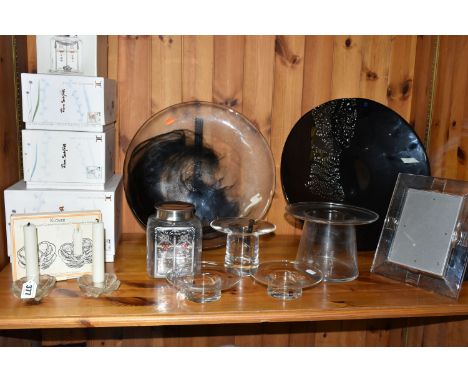 A GROUP OF SCANDINAVIAN GLASS WARE, comprising an Ulrica Hydman Vallien for Kosta Boda charger, with black swirl on a clear g