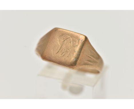 A YELLOW METAL GENTS SIGNET RING, square polished signet, engraved monogram, textured tapering shoulders leading onto a polis