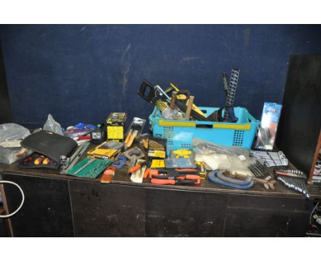A TRAY CONTAINING HAND TOOLS including a Woolworths detail sander(untested), hammers, saws, a Record 6 and a 4 G Clamps, two 