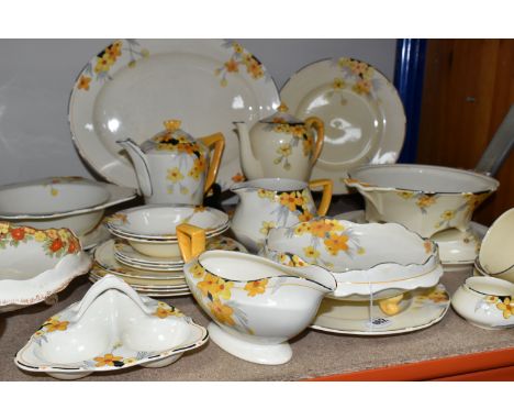 A CROWN DUCAL 'SUNBURST' PART DINNER SERVICE, twenty eight pieces comprising a tureen base (missing cover), a salad bowl, a b