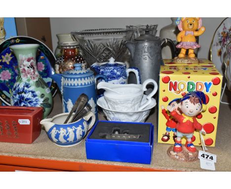 A GROUP OF CERAMICS, GLASS AND METAL WARES, to include boxed Royal Worcester Noddy and Tessie Bear figures, a Dennis China Wo