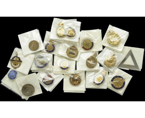 Miscellaneous Lapel Badges. A good selection of On War Service lapel badges 1914-18 including, Ruston Lincoln 1915, S.O.T.B C