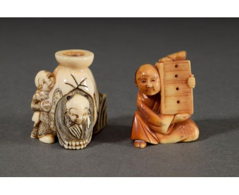 2 Diverse Elfenbein Netsuke „Mann mit Holzbox“ und „Zwei Kinder mit großem Ei“, Japan um 1920, H. 3,5cm, schöne Gebrauchspati