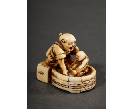 Elfenbein Netsuke „Alte Frau badet Kleinkind in Holzzuber“, Japan um 1900, H. 3cm, schöne Gebrauchspatina, Genehmigung nach A