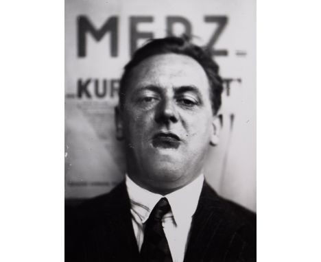 Lissitzky, El (1890-1941) "Portrait Kurt Schwitters" 1924/1985, Photographie, Griffelkunst, verso Nachlassstempel u. bez., BM