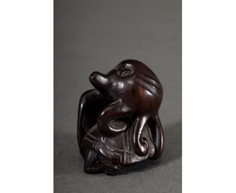 Ebenholz Netsuke "Krake auf Schildkröte", am Boden sign., H. 4cm