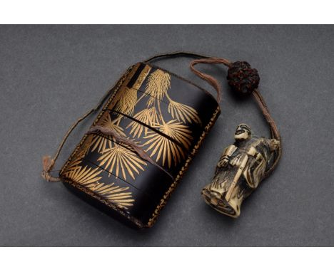Feines Lack Inrô mit Golddekor „Palmwedel“ mit Hirschhorn Netsuke "Mann mit Wanderstab und Schildkröte" sowie Ojime aus Fruch