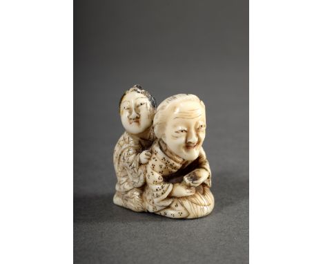Netsuke "Blinde Masseurin und alte Frau", Hirschhorn mit partiell geschwärzter Ritzzeichnung, Japan um 1900, H. 3,5cm, leicht