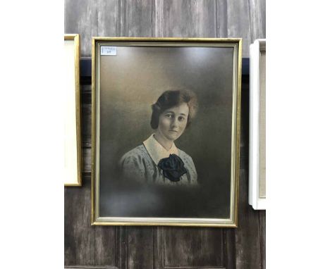 EARLY 20TH CENTURY PORTRAIT OF LADY ON SILK