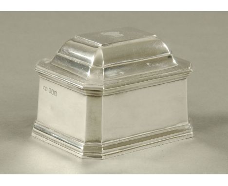An Edward VII silver rectangular tea caddy, with hinged lid, London 1909, Britannia standard stamped beneath Gillian Davies &