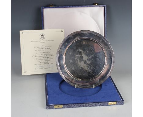 An Elizabeth II silver circular plate, limited edition No. 859 of 2000, designed by Annigoni with an engraved portrait of Pri
