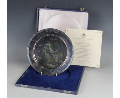 An Elizabeth II silver circular plate, limited edition No. 858 of 2000, designed by Annigoni with an engraved portrait of Pri