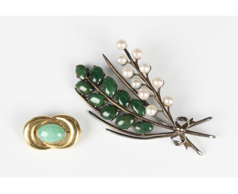 A gold mounted oval cabochon jade brooch of twin 'C' shaped form, unmarked, weight 7.3g, width 2.8cm, and a silver, cultured 