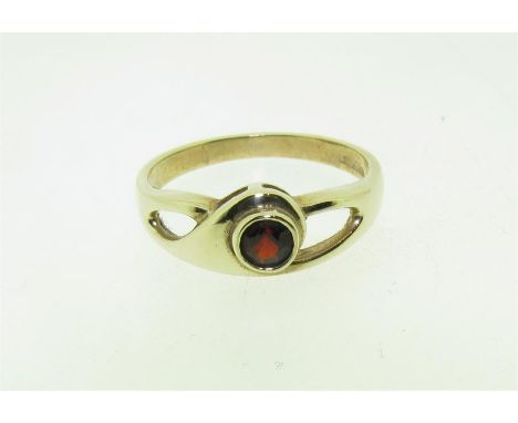 9ct yellow gold garnet dress ring