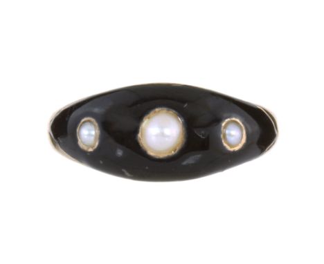 AN ANTIQUE PEARL AND BLACK ENAMEL MOURNING RING in 15ct yellow gold, set with three graduated pearls to the domed surface, wi