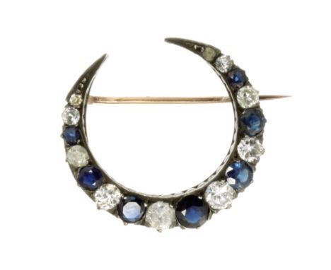 AN ANTIQUE BLUE SAPPHIRE AND DIAMOND CRESCENT BROOCH in 18ct yellow gold and silver, designed as a crescent, set with graduat