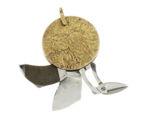 A MANICURE / NAIL KIT PENDANT / FOB, RAMSDEN & ROED 1964 in yellow gold, the reticulated gold body with hinged folding out to