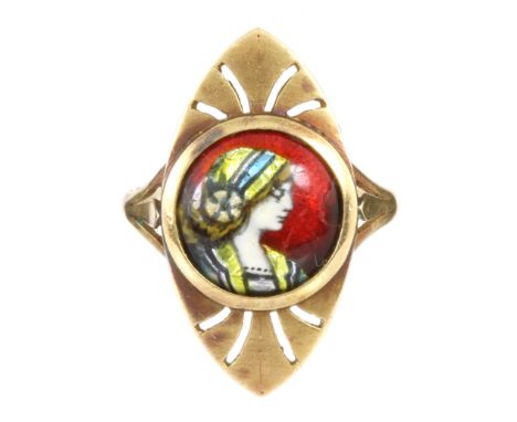 A LIMOGES ENAMEL DRESS RING in 18ct yellow gold set with a central Limoges enamel roundel depicting a lady in profile, within