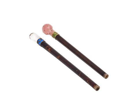 Y A ROSE QUARTZ AND DEMANTOID GARNET PARASOL HANDLE  CIRCA 1910 The polished handle with engraved lattice decoration, with go