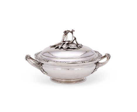 A FRENCH SILVER ENTREE DISH, LINER AND COVERMINERVA MARKS ONLYThe domed cover with a bean pod finial and a shaped circular sc