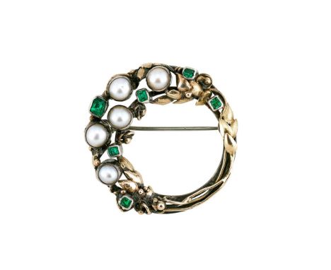 ATTRIBUTED TO DORRIE NOSSITER, A HALF CULTURED PEARL AND EMERALD HOOPED BROOCH CIRCA 1930The asymmetrical hoop set to one sid