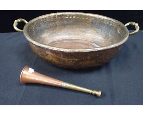 A COPPER AND BRASS HUNTING HORN (UNMARKED) (some dents), and a heavy oval copper pan with brass handles 42cm wide (2)