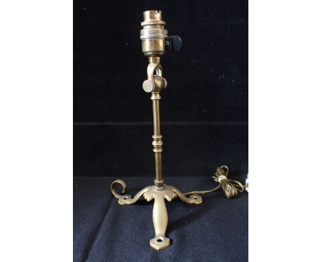 AN ARTS AND CRAFTS BRASS TABLE LAMP adjustable, also suitable for wall hanging, on tripod base