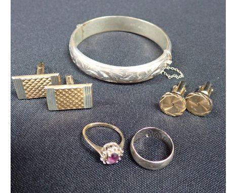 A 9CT GOLD RING, A SILVER BANGLE and two pairs of cufflinks