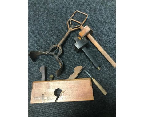 A lot of vintage joiners tools. 