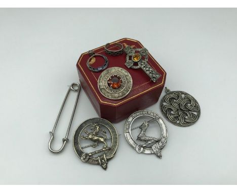 A Lot of vintage Scottish &amp; Celtic jewellery brooches and pendants. 