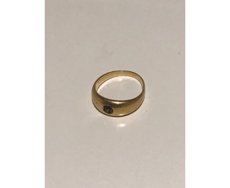 An 18ct gold ring. Missing its stone. Weighs 6 grams. 