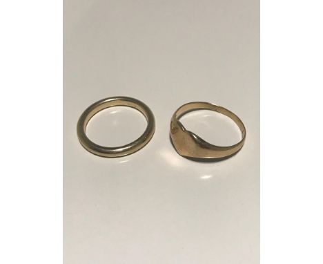 A 9ct gold wedding band together with a 9ct gold heart shaped ring, 5.15 grams in weight 