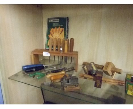 VARIOUS CARVING TOOLS, CHISELS, MINIATURE VICE ETC