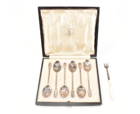 A set of six George V hallmarked silver teaspoons. The teaspoons having a blank cartouche to the terminal, and&nbsp;etched re