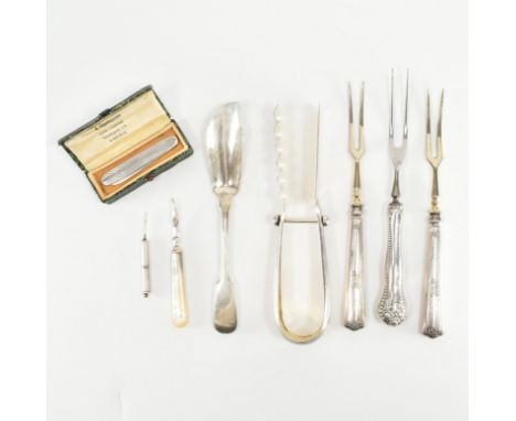 An assorted collection of Victorian & later silver & silver handled items. The lot to include; a mother of pearl handled bodk