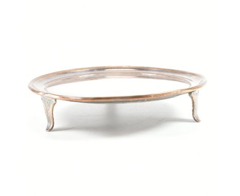 An antique Morton &amp; Co Old Sheffield Plate footed stand. The stand of circular form raised on three foliate cabriole feet