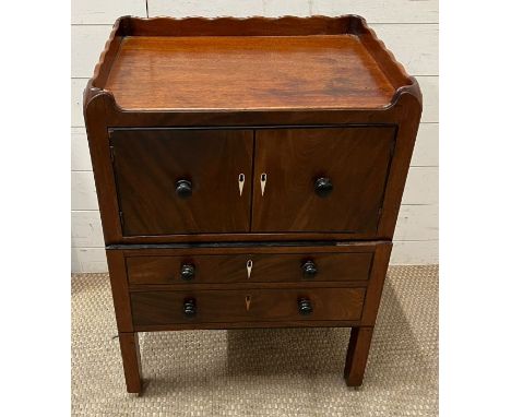 A mahogany George III night commode (H77cm W54cm D43cm)