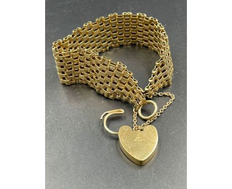 A 9ct gold gate bracelet with heart shaped fastener (Approximate Total Weight 28g)