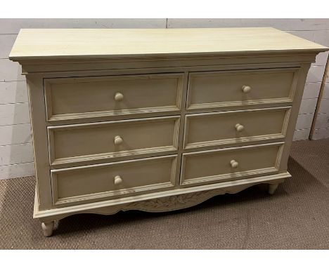 A contemporary low chest of drawers (H91cm W140cm D62cm)