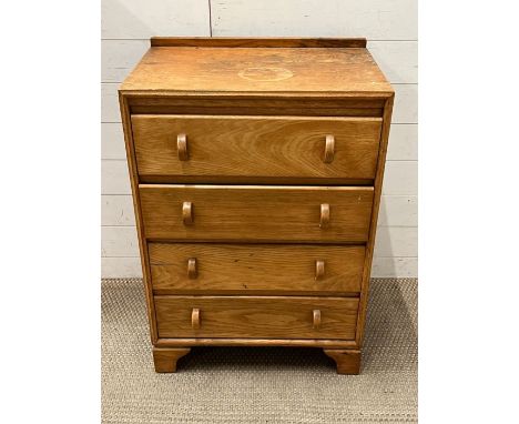 A light oak chest of drawers on bracket feet (H87cm W60cm D42cm)