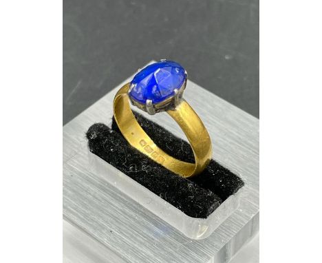 A 22ct golf ring with central blue stone.(Approximate Total Weight 3.8g)