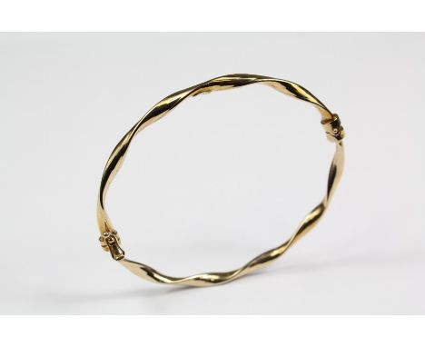9ct yellow gold twisted bangle, approx 5.35 gms