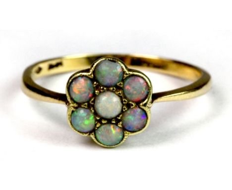 An 18ct gold opal set daisy cluster ring (O).