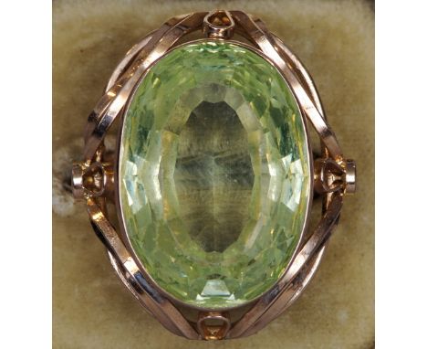 A Russian 583 standard peridot set gold ring
In case for James Ballentine & Sons, Glasgow. CONDITION REPORTS: Generally good 