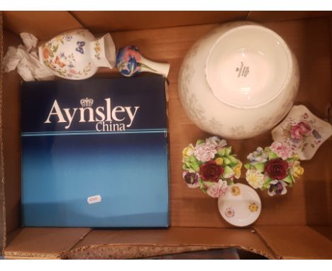 A mixed collection of ceramic items to include Aynsley boxed 2 tier cake stand, Aynsley small vase, Wedgwood fruit bowl, 2 x 