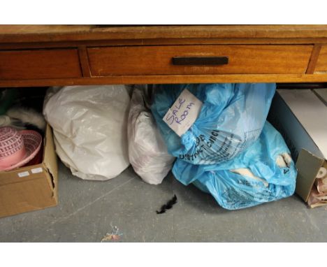 Quantity of various curtains